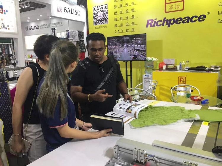 富怡集團工作人員細心解答客戶問題 富怡集團工作人員細心解答客戶問題