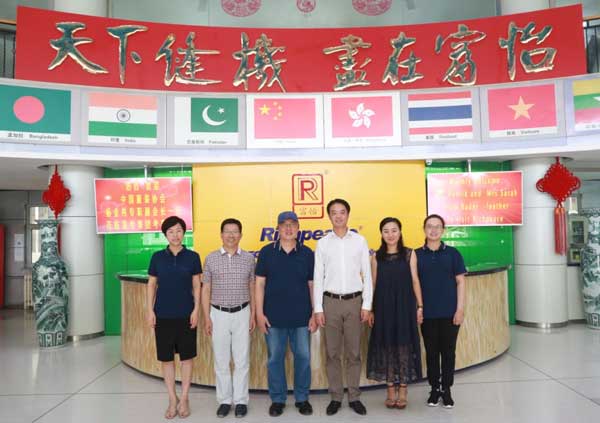 中國服裝協會一行人合影留念 中國服裝協會一行人合影留念