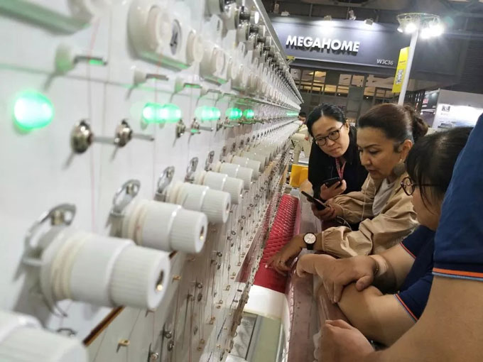 全自動單針任意轉(zhuǎn)展機前客戶 全自動單針任意轉(zhuǎn)展機前客戶