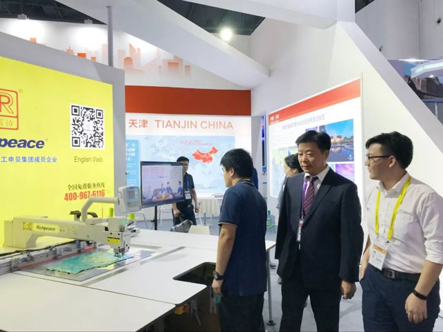 天津市副市長李樹起到富怡展位蒞臨指導 天津市副市長李樹起到富怡展位蒞臨指導