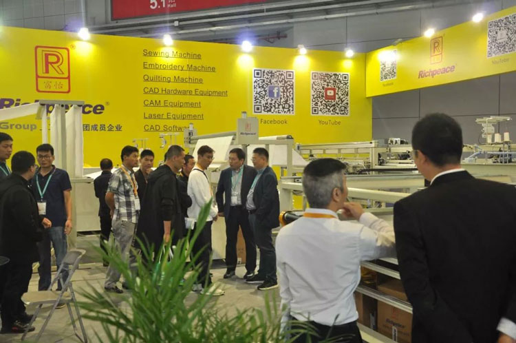 展位前圍觀的客戶 展位前圍觀的客戶