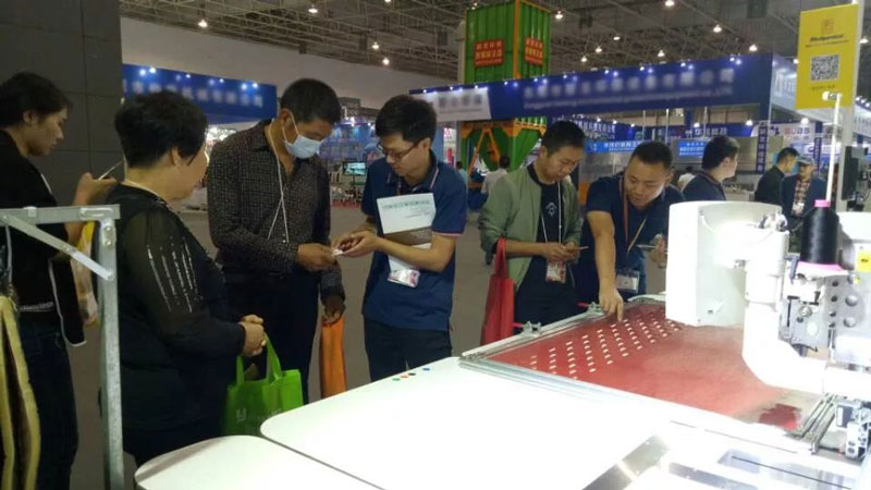 展商圍觀富怡展機(jī) 展商圍觀富怡展機(jī)