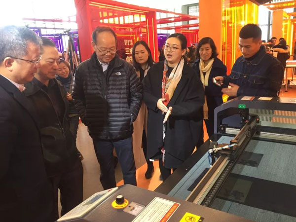 參觀激光切割機(jī) 參觀激光切割機(jī)