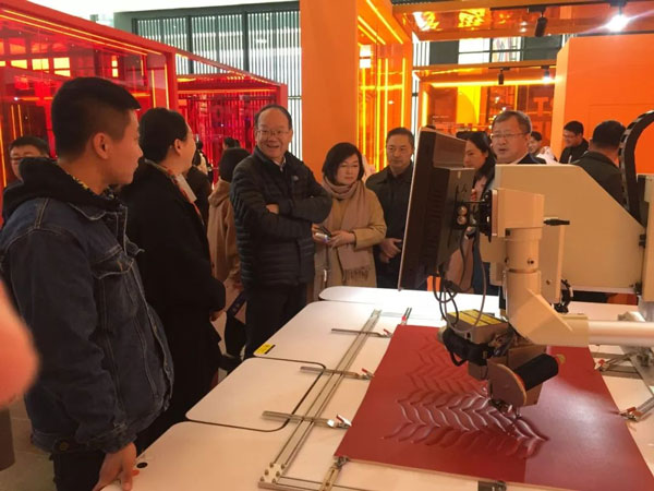 參觀全自動(dòng)360縫紉機(jī) 參觀全自動(dòng)360縫紉機(jī)