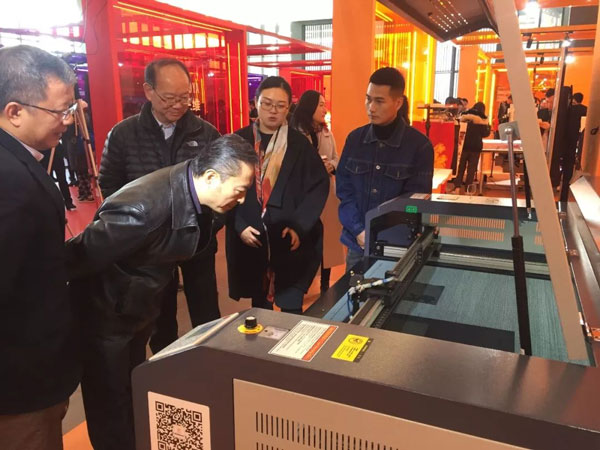 參觀富怡激光雕刻切割機(jī) 參觀富怡激光雕刻切割機(jī)
