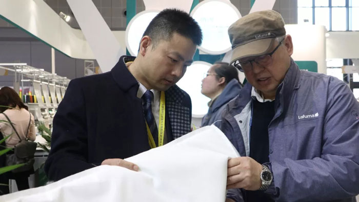 講解全自動旋轉(zhuǎn)機頭精密絎縫機 講解全自動旋轉(zhuǎn)機頭精密絎縫機3.jpg