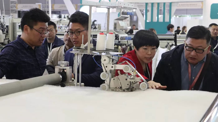 講解全自動旋轉(zhuǎn)機頭精密絎縫機 講解全自動旋轉(zhuǎn)機頭精密絎縫機4.jpg