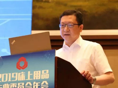 中國(guó)縫制機(jī)械行業(yè)協(xié)會(huì)副理事長(zhǎng)吳吉靈 中國(guó)縫制機(jī)械行業(yè)協(xié)會(huì)副理事長(zhǎng)吳吉靈.jpg