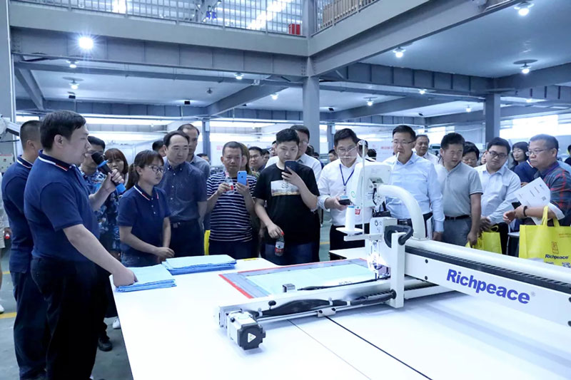 床品專委會(huì)年會(huì)人員參觀上工富怡 床品專委會(huì)年會(huì)人員參觀上工富怡