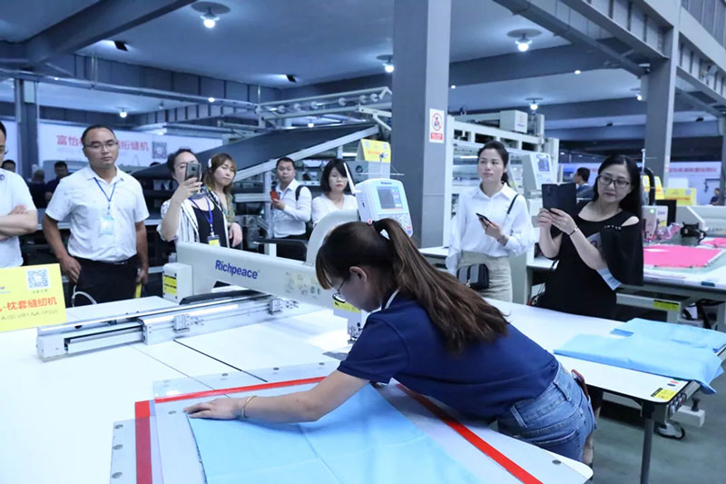 床品專委會(huì)年會(huì)人員參觀上工富怡4