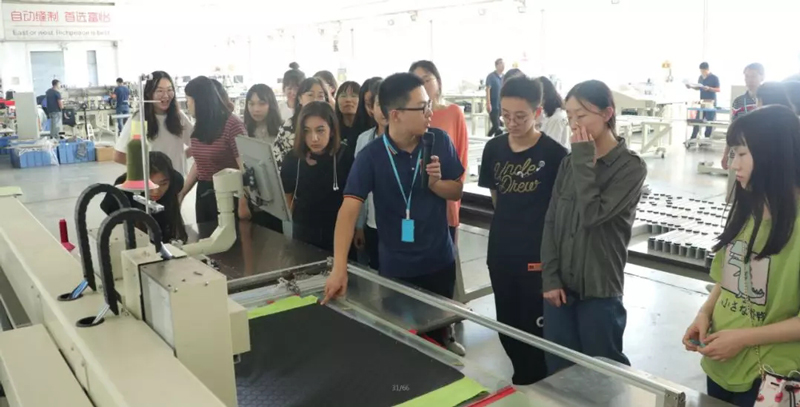 北京服裝學院的師生圍觀上工富怡機器 北京服裝學院的師生圍觀上工富怡機器2.jpg