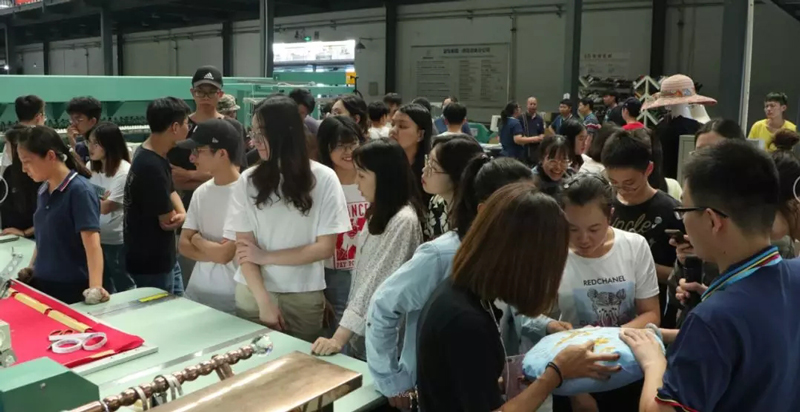 北京服裝學院的師生圍觀上工富怡機器 北京服裝學院的師生圍觀上工富怡機器3.jpg