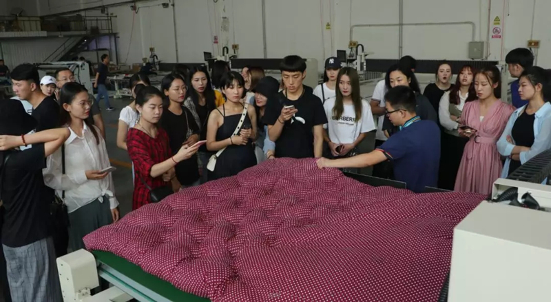 齊魯工業大學師生參觀上工富怡車間 齊魯工業大學師生參觀上工富怡車間2.jpg