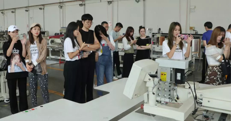 齊魯工業大學師生參觀上工富怡車間 齊魯工業大學師生參觀上工富怡車間3.jpg