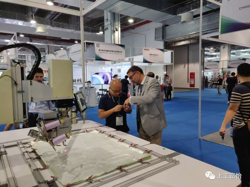 富怡復合布線電腦機展出后很多專業客戶駐足咨詢 富怡復合布線電腦機展出后很多專業客戶駐足咨詢5.jpg